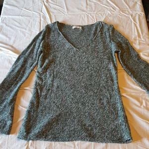 Hollister V neck Sweater in Great Shape.